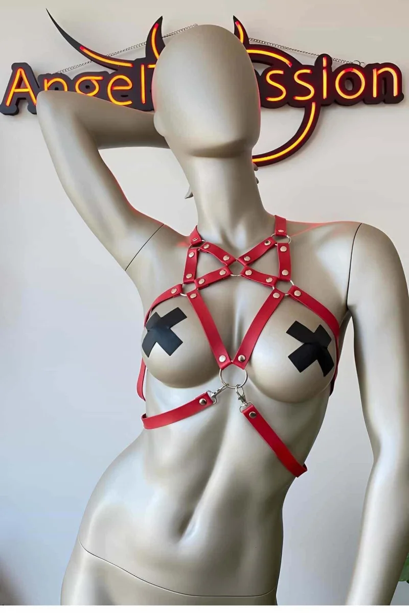 Kırmızı Göğüs Üzeri Takılan Deri Aksesuar