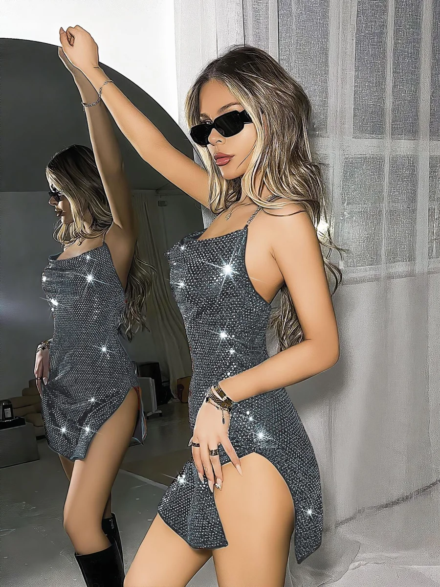 Özel Tasarım Gümüş Payetli Zincir Askılı Yırtmaçlı Parlak Işıltılı Fantezi Mini Club Elbisesi