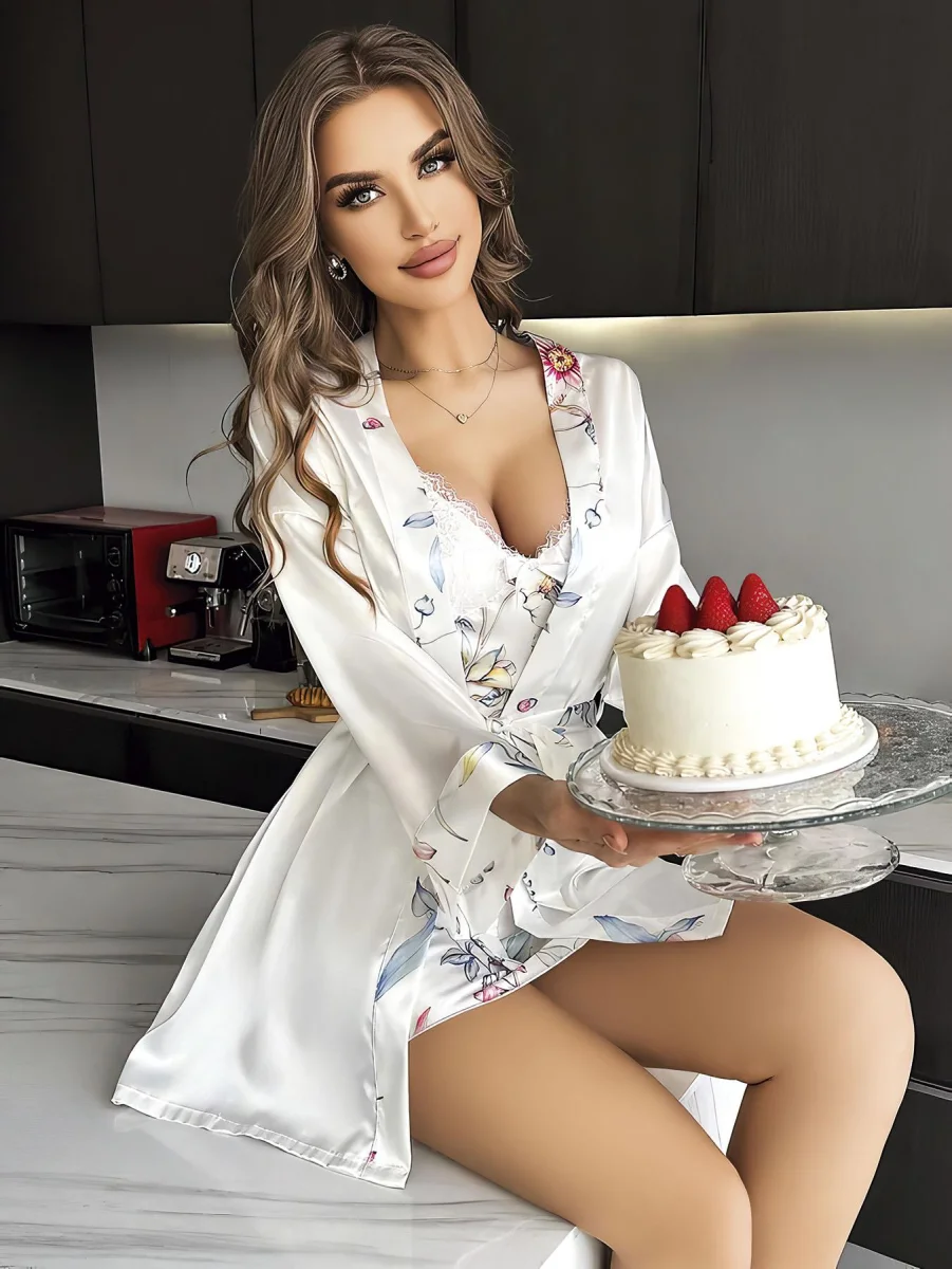 Özel Tasarım Çiçek Desenli Göğüs Dekolteli Sabahlıklı 2'li Beyaz Saten Gecelik Takımı