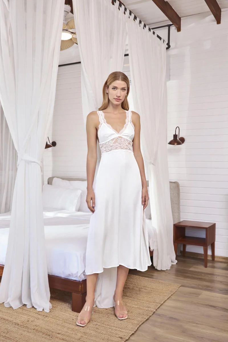 Göğüs Ve Sırt Dekolteli Dantelli Ve Yırtmaçlı Saten Gecelik